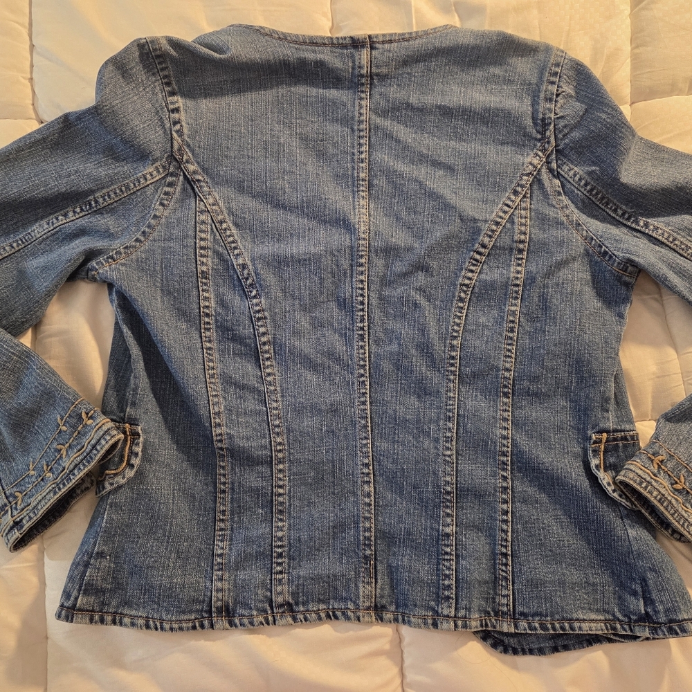 Elegant Blue Denim Jacket with Embroidery - Picture 7 of 12